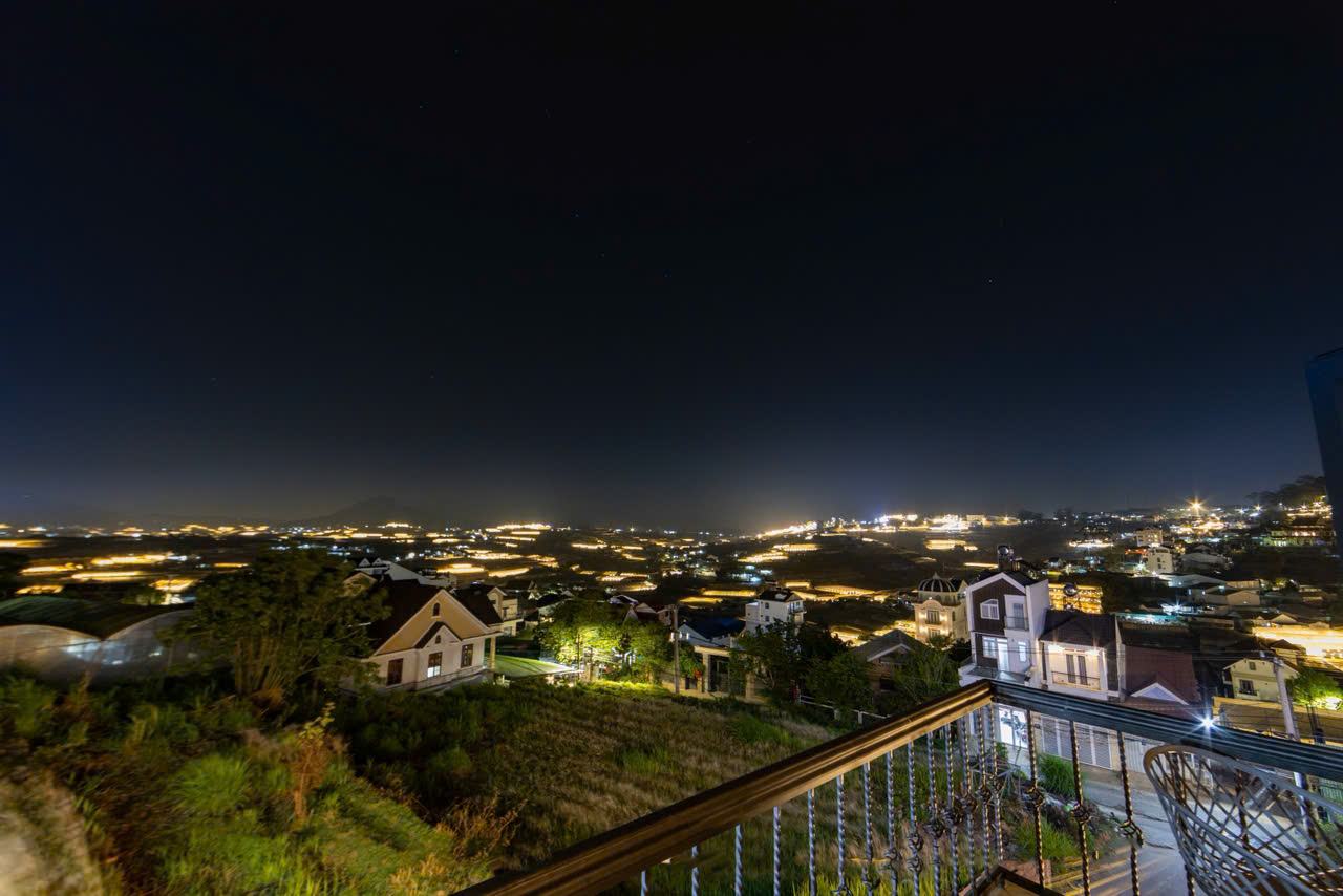 Toàn cảnh thung lũng Đà Lạt lên đèn nhìn từ villa